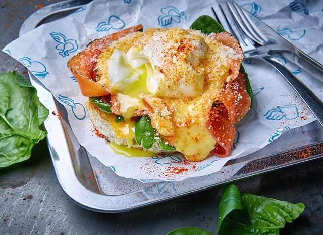Рецепт для воскресного завтрака: яйцо Бенедикт с лососем и копченой паприкой