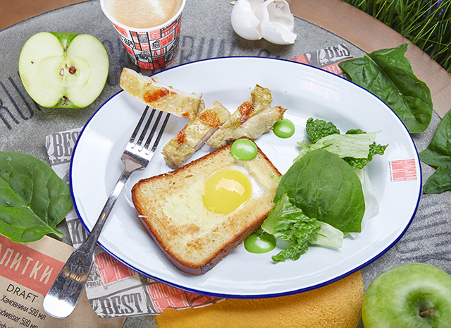 Рецепт для воскресного завтрака: яичница в хлебе с цыпленком и бальзамическим соусом