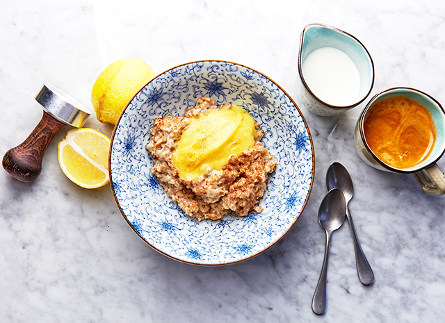 Рецепт для воскресного завтрака: овсяная каша с лимонным кремом