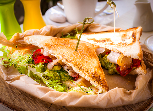 Рецепт для воскресного завтрака: сэндвич с авокадо и масляной рыбой