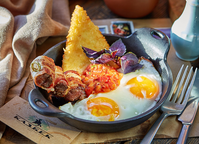 Рецепт для воскресного завтрака: яичница-глазунья с беконом и жареным сулугуни