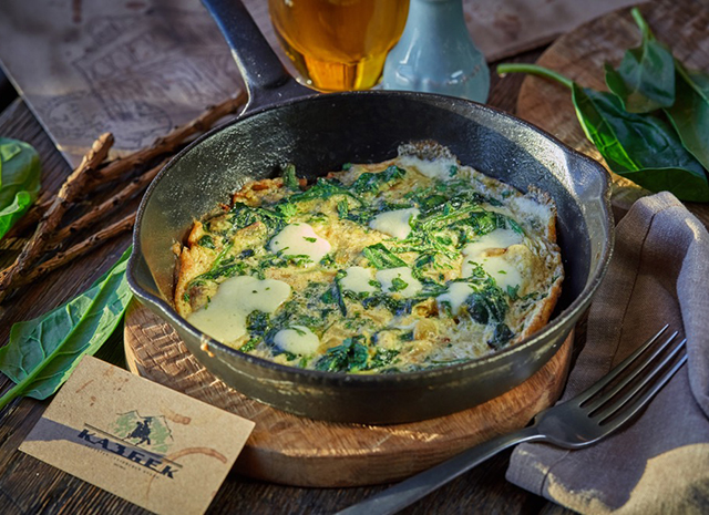 Рецепт для воскресного завтрака: омлет со шпинатом и сулугуни