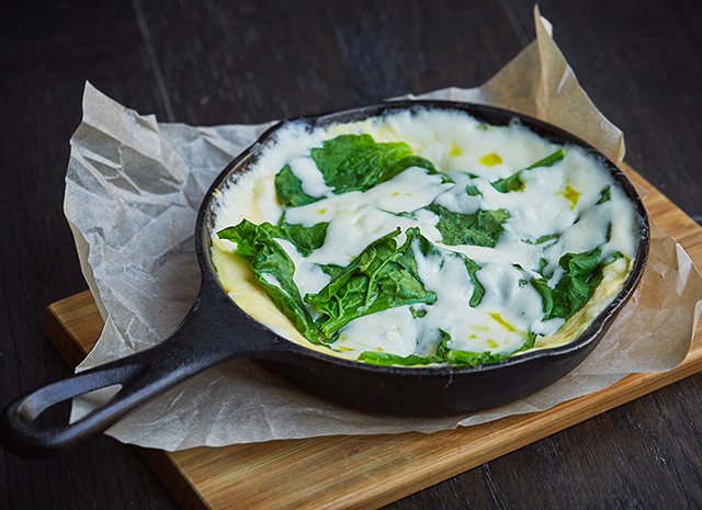 Рецепт для воскресного завтрака: омлет со шпинатом и моцареллой