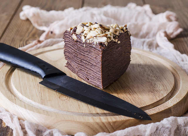 Первый день Масленицы: рецепт блинного торта с шоколадом и маскарпоне