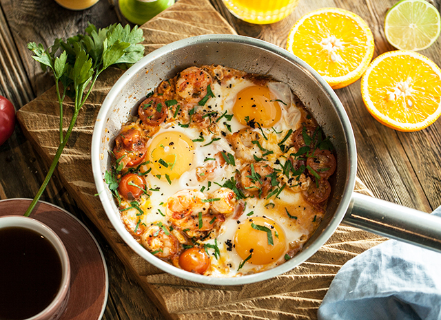 Рецепт для воскресного завтрака: яичница-глазунья с креветками