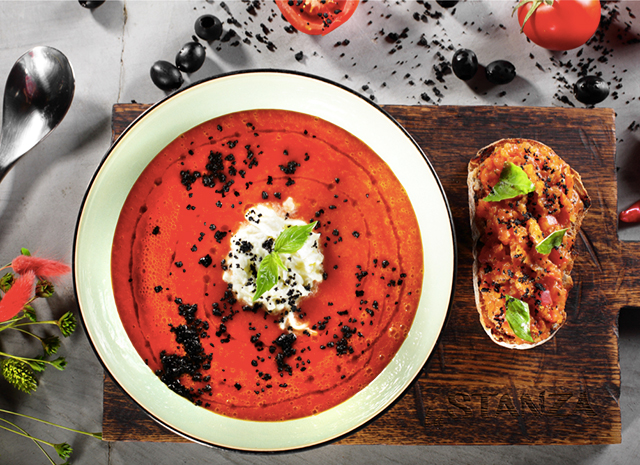 Праздничное блюдо: суп-пюре на основе томатов и буратты