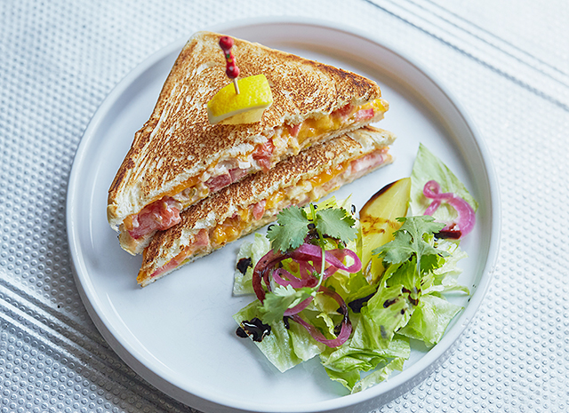 Рецепт для воскресного завтрака: сэндвич с треской и соусом спайси