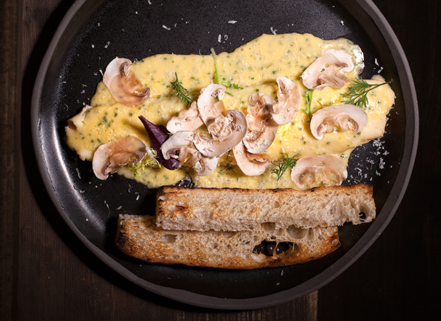 Рецепт для воскресного завтрака: омлет с творожным сыром и голландским соусом