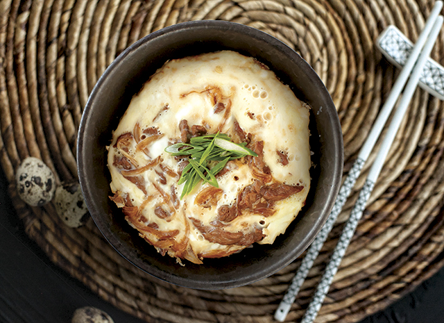 Рецепт для воскресного завтрака: японский омлет с говядиной и красным луком