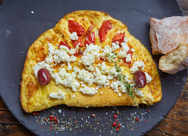 Рецепт для воскресного завтрака: греческий омлет с сыром фета